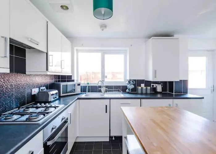 Spacious 5 Bedroom Home Hosted By Mcr Dens