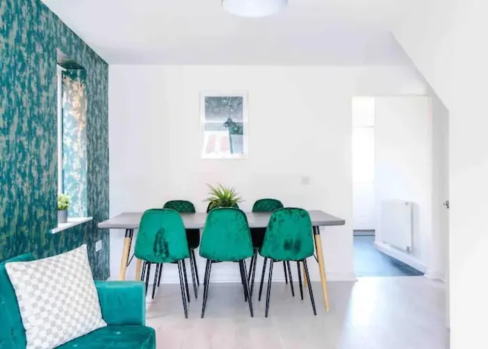 Spacious 5 Bedroom Home Hosted By Mcr Dens