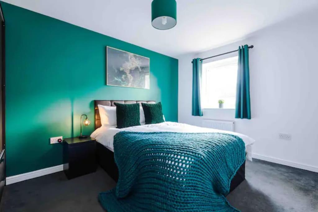Holiday home Spacious 5 Bedroom Hosted By Mcr Dens *