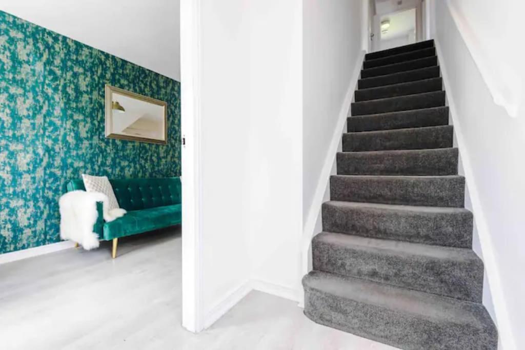 Spacious 5 Bedroom Hosted By Mcr Dens Holiday home