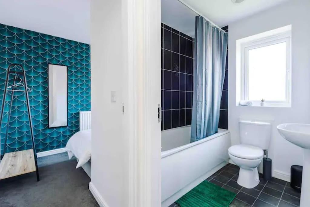 Spacious 5 Bedroom Hosted By Mcr Dens Manchester