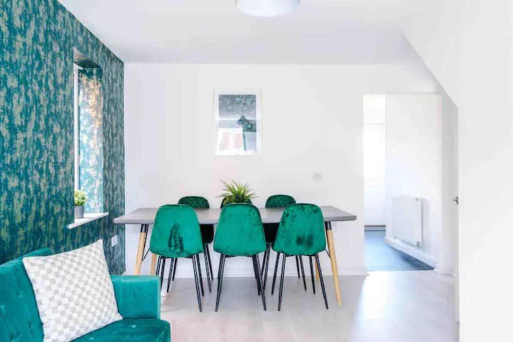 Spacious 5 Bedroom Hosted By Mcr Dens Holiday home *