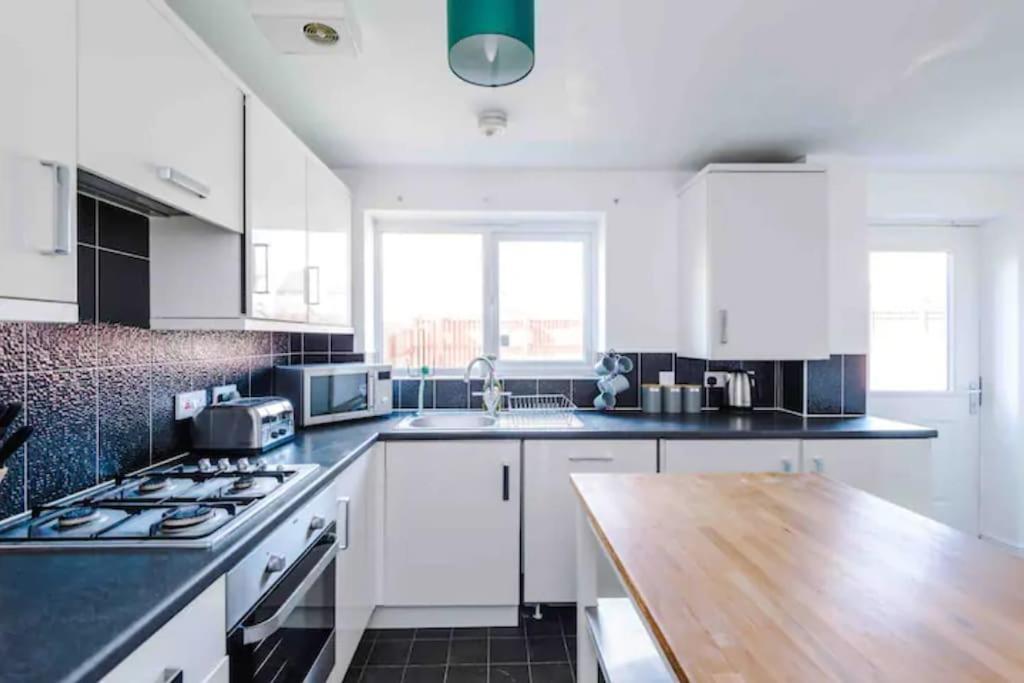 Spacious 5 Bedroom Hosted By Mcr Dens Holiday home Manchester