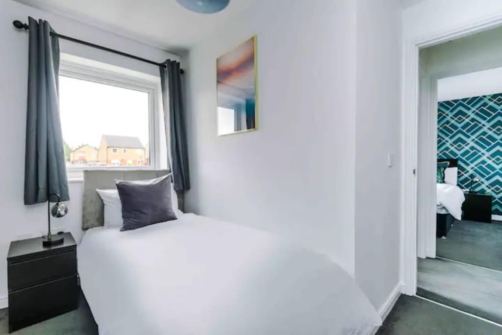 Holiday home Spacious 5 Bedroom Hosted By Mcr Dens *